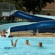 Piscine pour tout âge::Surveillée, accès gratuit, ouverture les mercredis et les week-ends en juin, tous les jours en juillet et août